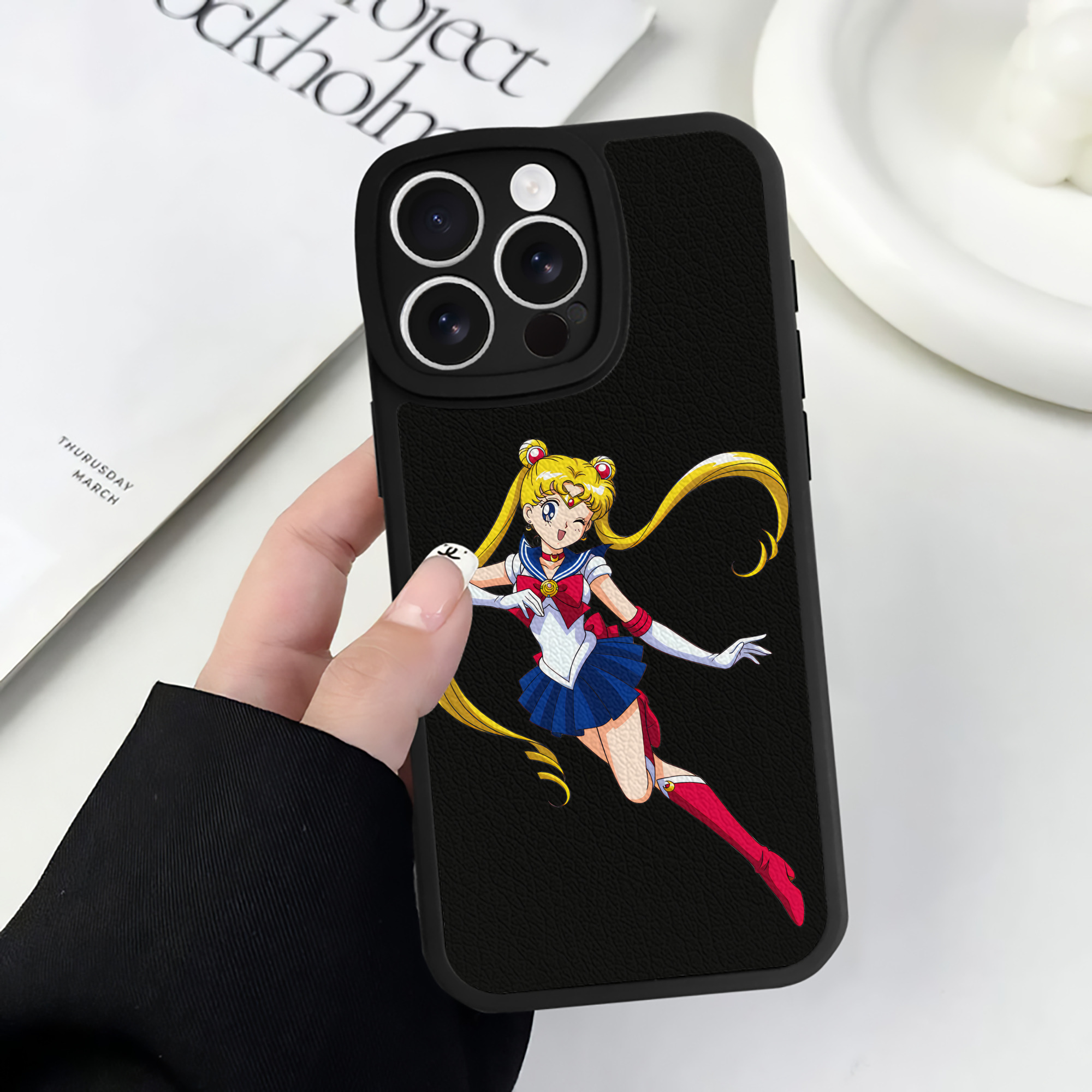 （画像用） 美少女戦士セーラームーン 月野 うさぎ つきの うさぎ Sailor Moon Tsukino Usagi 【iPhone 16シリーズ対応】シリコンスマホケース（レザー調） 材質：シリコン